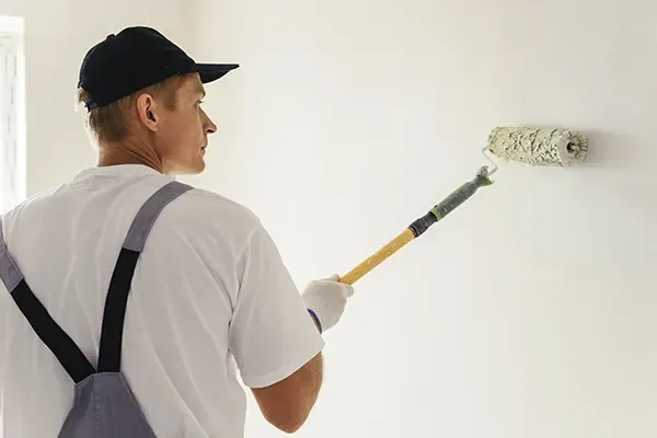Profissional da Floripa Pinturas e Drywall pintando parede em Balneário Camboriú
